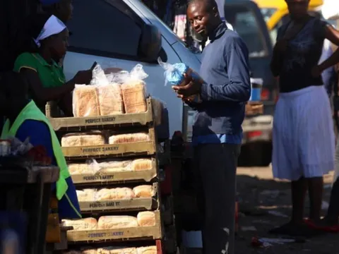 Bánh mỳ thành hàng xa xỉ tại Zimbabwe