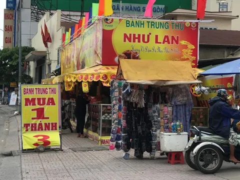 Bánh Trung thu 'mua 1 thành 3', khách hồ hởi xem rồi bức xúc bỏ đi