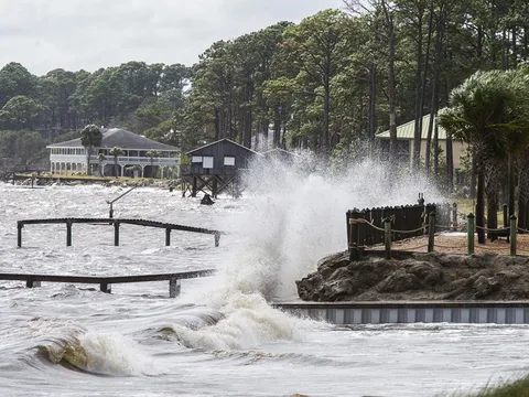 Bão Michael mạnh thêm 1 cấp, thống đốc Mỹ cảnh báo 'cơn bão quái vật'