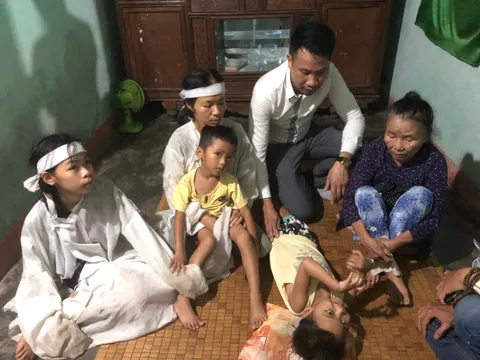 Báo điện tử Nhân đạo và Đời sống chia sẻ với các nạn nhân tai nạn xe rước dâu ở Quảng Nam