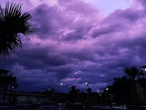 Bầu trời Florida chuyển thành màu tím sau khi siêu bão Dorian đi qua