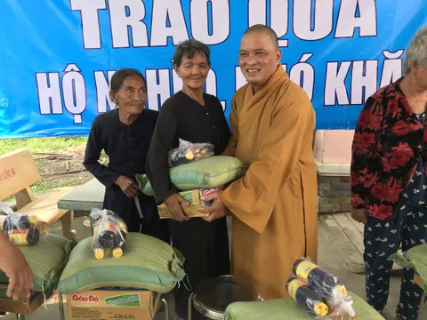 Trao 400 suất quà cho các gia đình có hoàn cảnh khó khăn