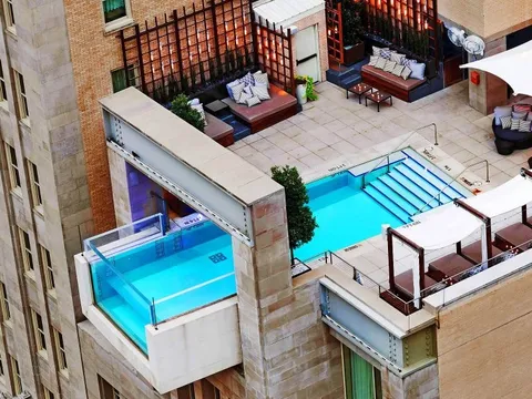 Bể bơi đáy kính được lắp đặt lên tòa tháp 40 tầng bên vịnh Nha Trang