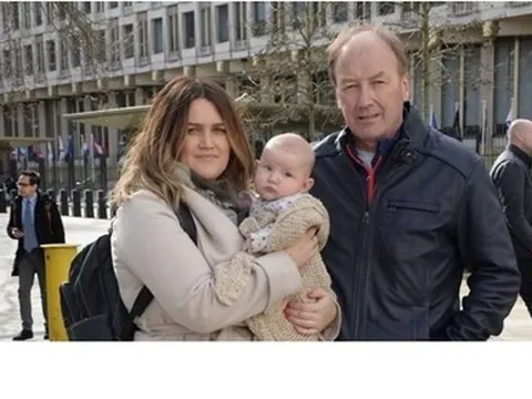 Bé trai ba tháng tuổi bị nghi là... phần tử khủng bố