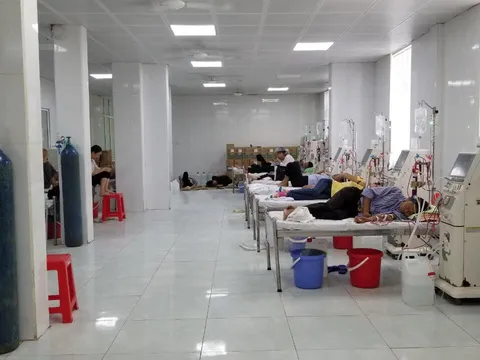 Bị nợ lương, 18 y, bác sĩ, dược sĩ bệnh viện nghỉ việc