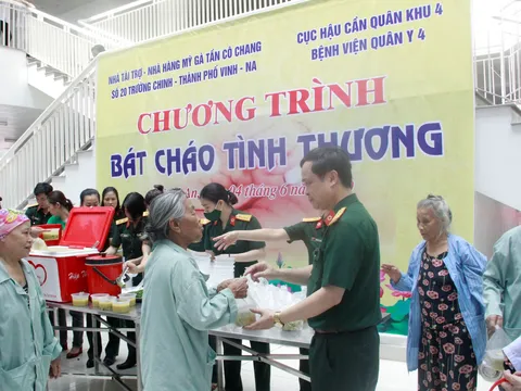 Hơn 300 bát cháo miễn phí đến với bệnh nhân nghèo