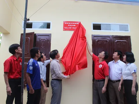 Bàn giao nhà Chữ thập đỏ cho hộ nghèo