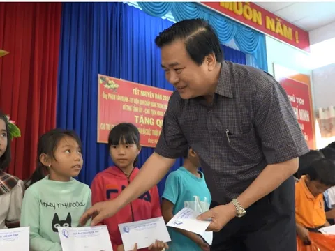 Trao 150 phần quà cho trẻ em mồ côi tại Long An