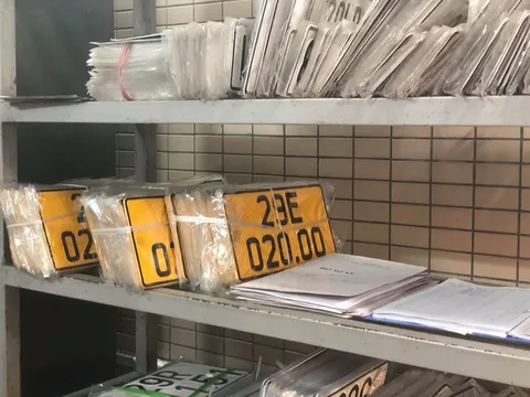 CSGT làm việc cả ngày nghỉ phục vụ cấp đổi biển số vàng