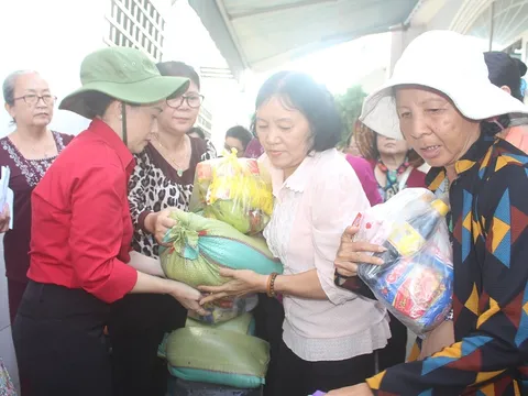 Bình Dương: Trao tặng 300 phần quà cho người nghèo