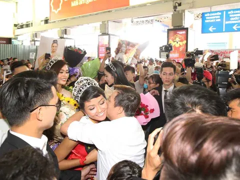 "Bật mí" dải băng đỏ Hoa hậu H’Hen Niê đeo trên tay khi về lại TP.HCM