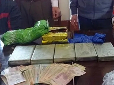 Nghệ An: Bắt 2 cha con vận chuyển lượng  ma túy các loại