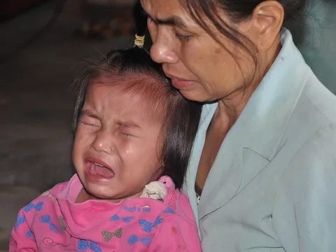 Bố mẹ bỏ đi hết, bé hơn 1 tuổi sống lay lắt với bà nội và ông dở dại