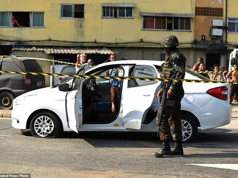 Brazil bắt giữ 10 binh sĩ đã bắn nhầm 80 phát đạn vào xe chở dân thường vô tội