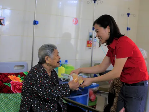 Những ổ bánh mì ấm lòng người bệnh