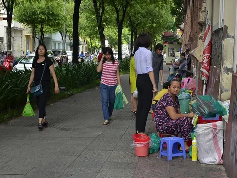 Buôn bán ở vỉa hè quận 1: 3 tiếng/ngày, kiếm chục triệu mỗi tháng!