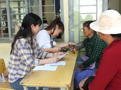 Tặng quà hộ nghèo và nạn nhân chất độc da cam tỉnh Long An