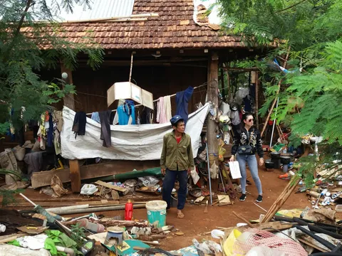 Xót xa trước hoàn cảnh ba người tâm thần sống trong căn nhà dột nát