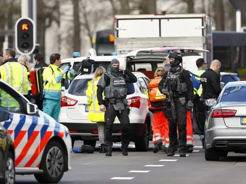 Xả súng trên tàu điện tại Hà Lan, nhiều người bị thương