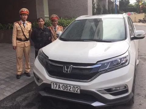 Cảnh sát giao thông âm thầm đeo bám, "bắt sống" đối tượng nghi trộm xe ô tô CRV