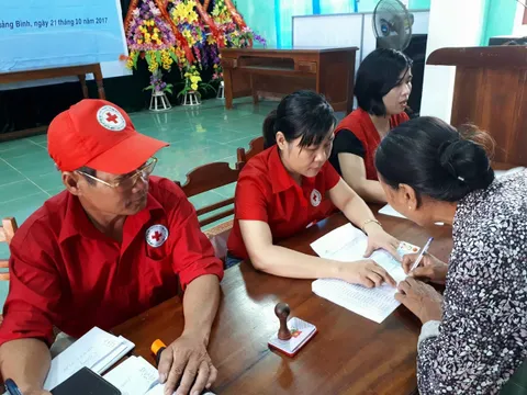 Hội Chữ thập đỏ tỉnh Quảng Bình cứu trợ tiền mặt cho người dân bị ảnh hưởng bởi bão số 10