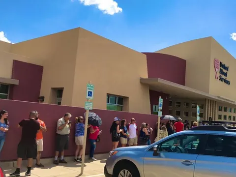 Hàng dài người xếp hàng tình nguyện hiến máu cứu nạn nhân vụ xả súng ở Mỹ