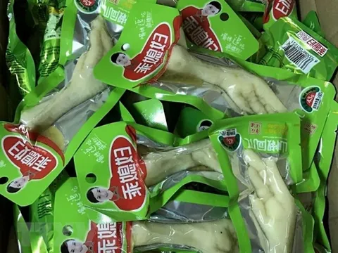 Quảng Ninh: Thu giữ 2 xe chân gà bốc mùi hôi thối đang đi tiêu thụ