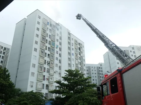 Cháy ở chung cư 12 tầng, 1 căn hộ bị thiêu rụi