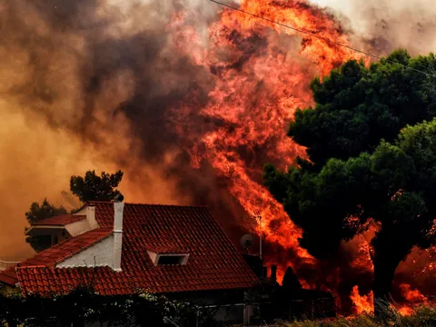 Cháy dữ dội ở Hy Lạp, ít nhất 20 người chết