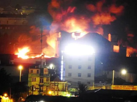 Cháy lớn tại kho chứa dầu ở ven TP.HCM