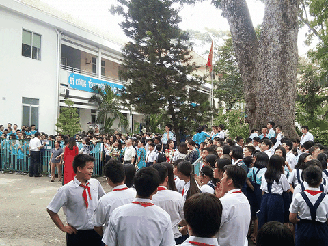 TP Hồ Chí Minh: Hàng trăm học sinh phải di tản vì cháy trường