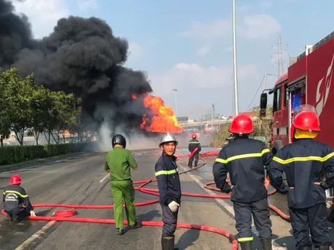 Xe bồn chở xăng dầu bốc cháy dữ dội trên xa lộ Hà Nội