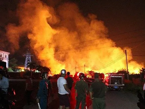 Cháy ngùn ngụt xưởng sản xuất gỗ rộng hàng nghìn m2 ở Bình Dương