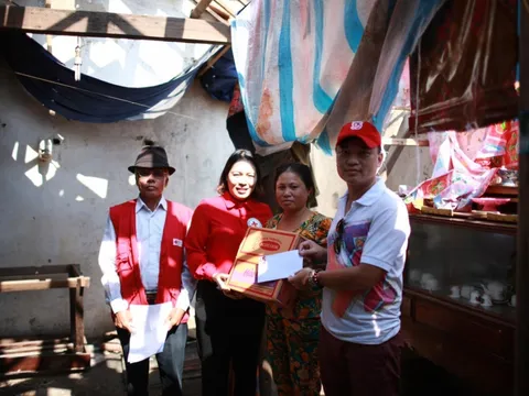 Chia sẻ khó khăn với người dân Hà Tĩnh sau bão số 10