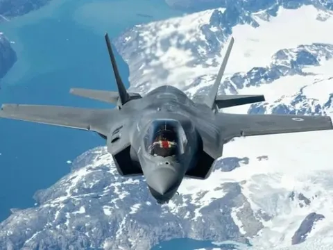 Chiến đấu cơ Mỹ chặn máy bay ném bom Nga áp sát không phận