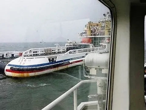 Hơn 10 người mất tích do chìm phà chở cát