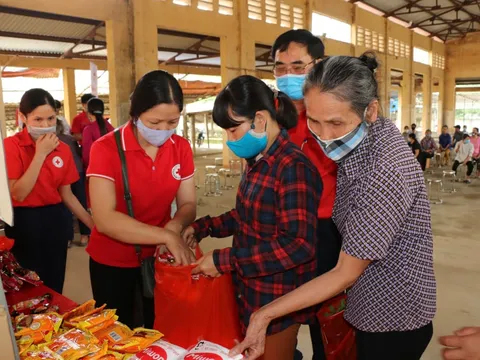 Phiên chợ đặc biệt dành cho người nghèo