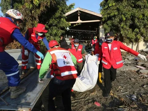 Thảm họa kép ở Indonesia: Bắt đầu đợt chôn tập thể đầu tiên