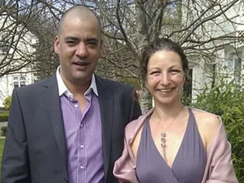 Chồng đấm cá mập lia lịa để giải cứu vợ đang tắm biển