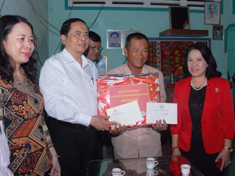 Tặng quà Tết cho gia đình chính sách, hộ nghèo ở An Giang