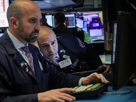 Chứng khoán ‘bị thổi bay’ 1 nghìn tỷ USD sau tuyên bố của Trung Quốc