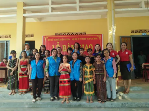 Bàn giao công trình sân trường tại trường tiểu học Nơ Trang Lơng