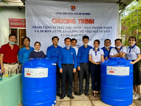 ‘Chuyến xe yêu thương’ về với bà con nghèo