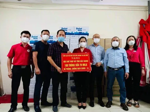 CLB báo chí đồng hương Bắc Giang tiếp sức quê nhà phòng, chống dịch Covid-19