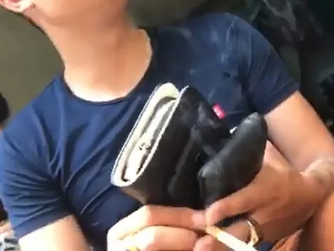 Cô gái nhanh trí phát hiện chiêu lừa tinh vi của gã trai 'sành điệu'