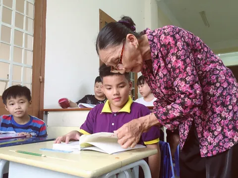 Gieo con chữ, dệt yêu thương