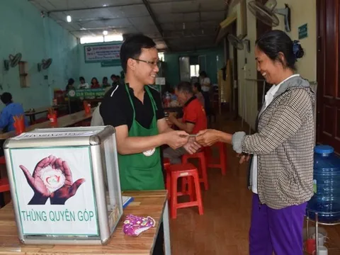 Cơm có thịt giá 5.000 đồng, người lao động nghèo mừng rớt nước mắt