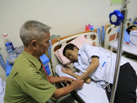 "Con ơi, 3 anh trai con đã chết rồi, con đừng bỏ bố đi nốt !"