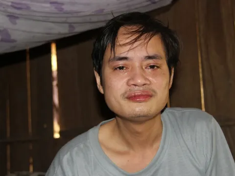 Con trai bệnh tật, mẹ nghèo chỉ dám xin chiếc xe lăn