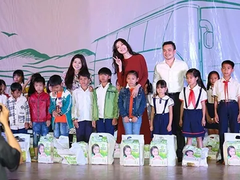 Ngọc Thanh Tâm – Hoa hậu Thùy Dung trao quà cho trẻ nghèo